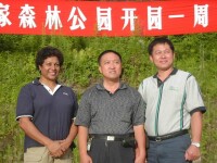 劉尚林先生與外賓在開園一周年慶典活動中
