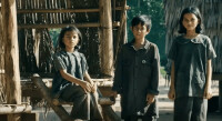 他們先殺了我父親：一個柬埔寨劇照女兒的回憶錄