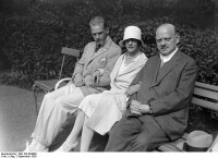施特雷澤曼（右）和他的妻子（中）兒子