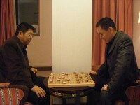 李來群與他人下棋圖片