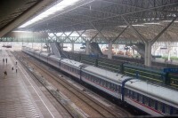 一列25K型客車停在南京站
