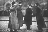 加米涅夫1923年在十月革命節接見紅軍將士