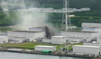 崎刈羽核電站震后冒出黑煙.