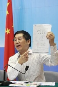 上海冠生園集團總經理翁懋展示最新檢測報告