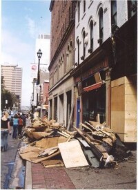颶風過後哈利法克斯街道上的廢墟。