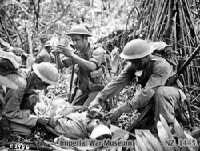 在島山的盟軍軍醫救護受傷的盟軍士兵