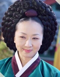 金素怡在韓劇《大長今》里的扮演角 閔尚宮
