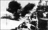 日本軍艦在黃浦江上向中國守軍炮擊