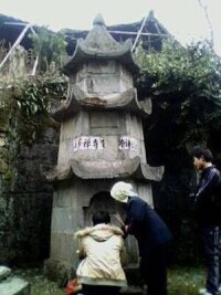 當地居民在玉峰山祭拜