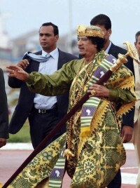 頭戴皇冠、手握權杖的穆阿邁爾·卡扎菲