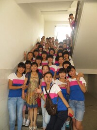 優秀班主任、優秀教師李鳳和孩子們在一起