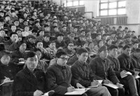 恢復高考後，清華大學首屆大學生——77級學生在課堂上認真聽課