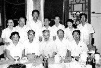 王瑤（前排左三）與學生們