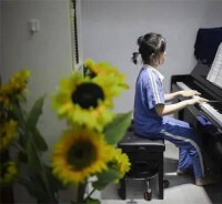陳琳練習鋼琴