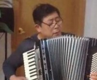 手風琴演奏家、作家 王曉明