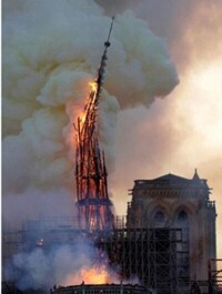 巴黎聖母院尖頂被燒毀