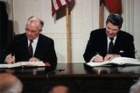 戈爾巴喬夫與里根（右）簽署核裁軍協議