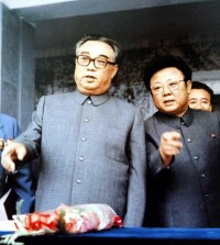 1983年，金日成與金正日觀看國慶閱兵式