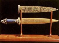 烏爾第三王朝陵墓中的黃金短劍和青金石劍柄
