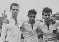 弗朗茨·貝肯鮑爾慕尼黑1906少年隊時期（左）