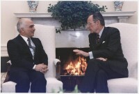 1992年的海珊國王與時任美國總統的老布希