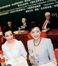 中國十佳綠色新聞人物楊瀾、李冰冰合影留念