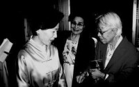 毓紫薇(左)訪韓時與韓國皇室後代在一起