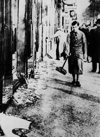 納粹狂熱分子集體打砸后的猶太人的商店